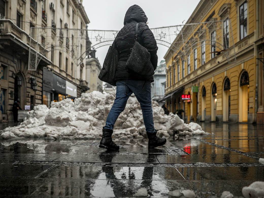 Šta je "crni led" koji je prekrio Beograd, građani padaju po ulicama: Odeljenja ortopedije puna, a evo zašto je opasan