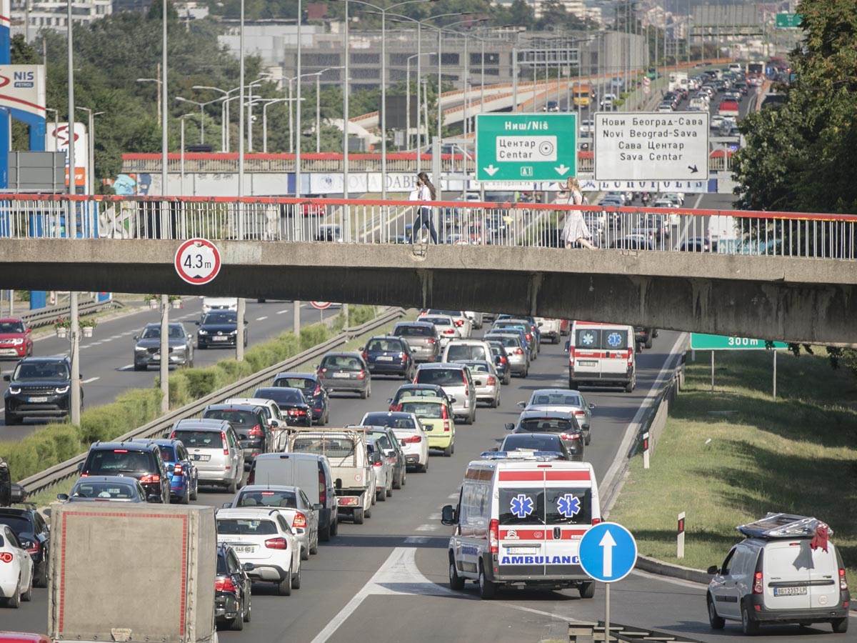 Buktinja na autoputu: Gori automobil u smeru ka Novom Sadu