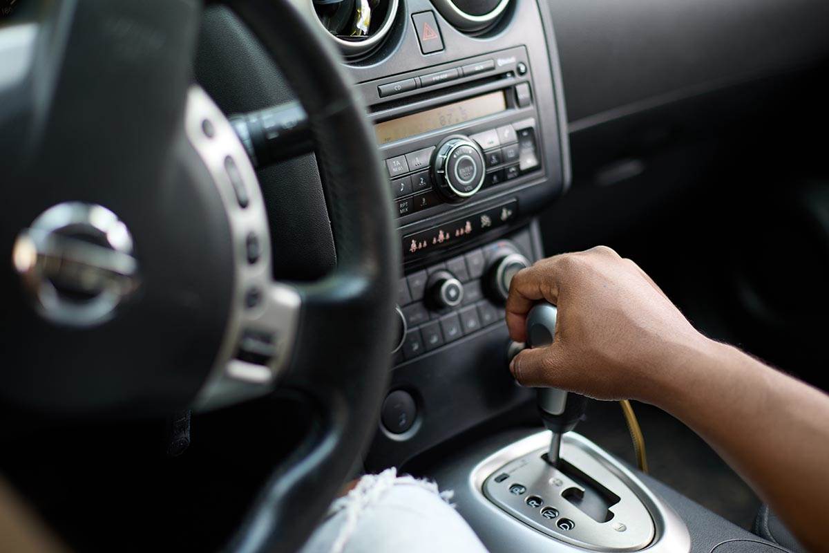 Držanje ruke na menjaču je štetno za auto | Mondo