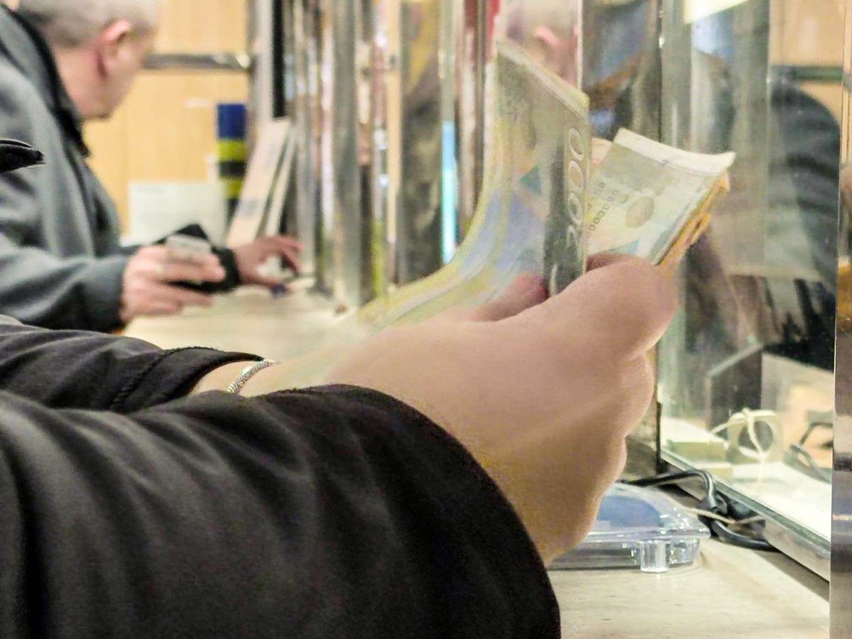 Dragan pokrenuo biznis koji "razbija", a ulaganja su minimalna: Za proizvodnju metli koristi ono što svi bacamo u kantu Dragan pokrenuo biznis koji "razbija", a ulaganja su minimalna: Za proizvodnju metli koristi ono što svi bacamo u kantu