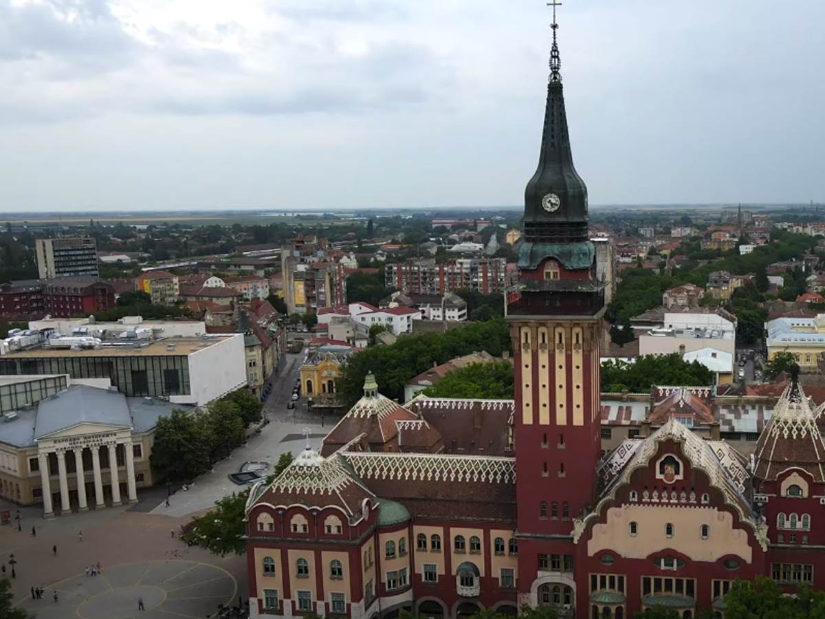 Grad u Vojvodini doživljava tihu revoluciju: Kinezi i Rusi kupuju kuće i stanove, spremni da plate veliku sumu Grad u Vojvodini doživljava tihu revoluciju: Kinezi i Rusi kupuju kuće i stanove, spremni da plate veliku sumu