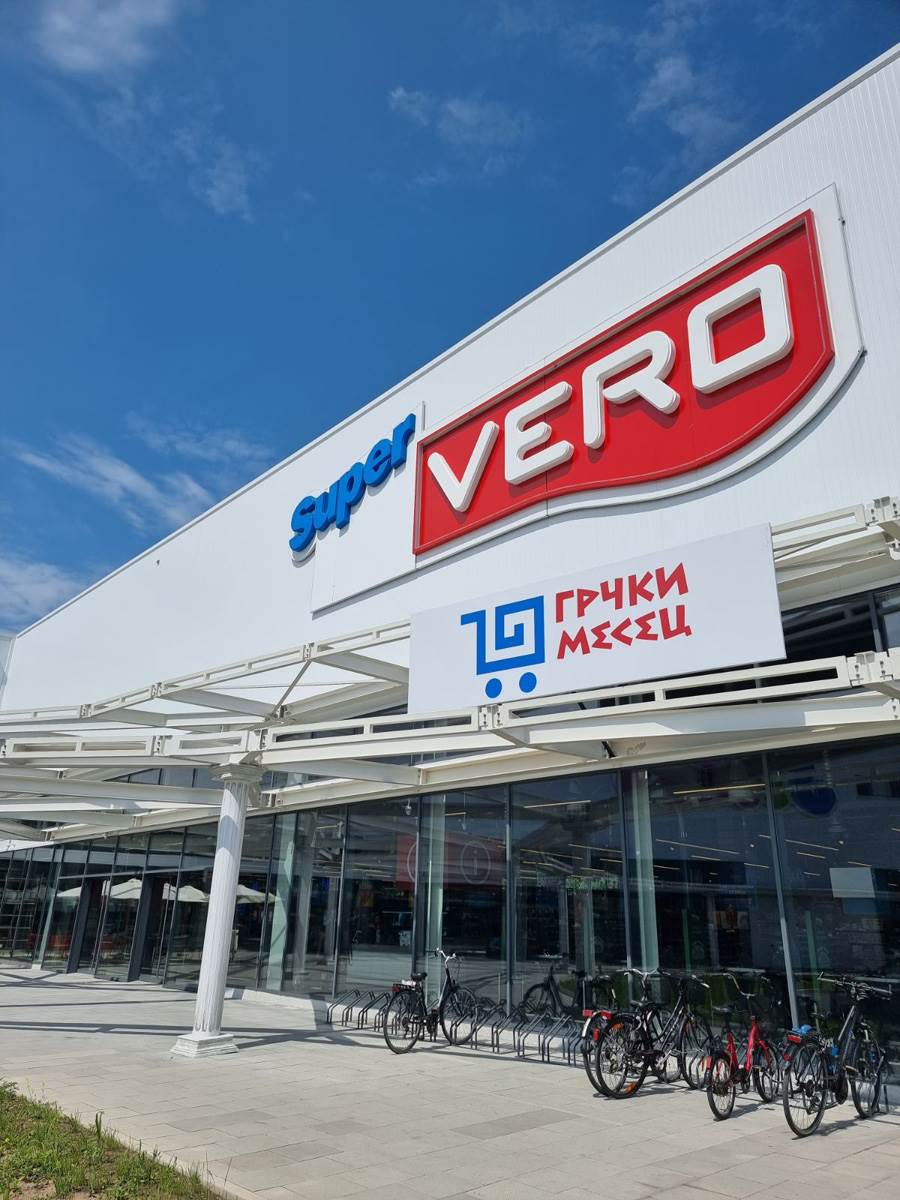 Tokom celog juna meseca u Super Veru sedimo za istim stolom i ...