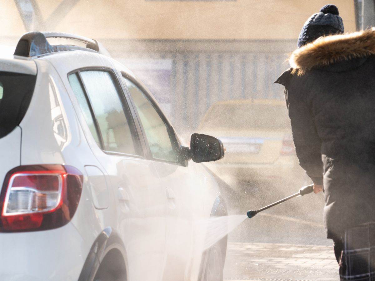 Na izuzetno niskim temperaturama ne bi trebalo prati automobil: Mnogi vozači prave greške, evo šta se savetuje Na izuzetno niskim temperaturama ne bi trebalo prati automobil: Mnogi vozači prave greške, evo šta se savetuje