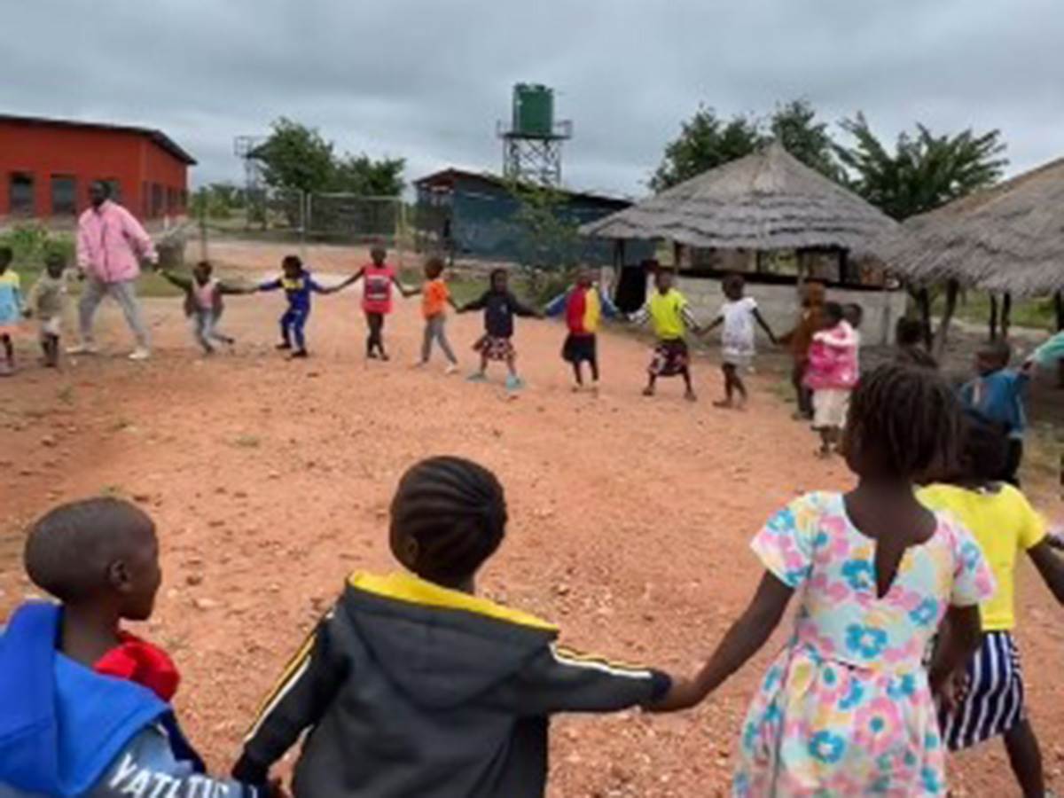 Deca u Africi igraju uz srpsku dečiju pesmu | Mondo