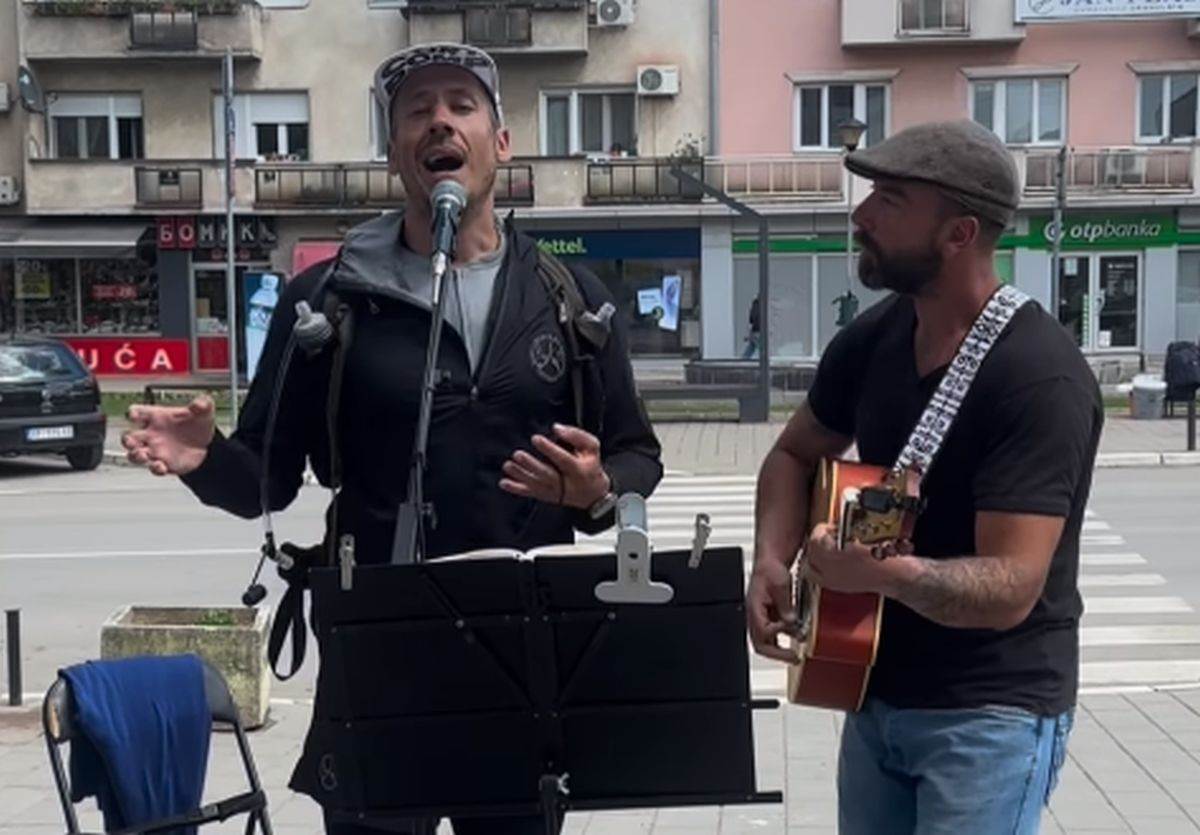 Nikola Rokvić zapevao s uličnim sviračem za putu za Grčku | Mondo