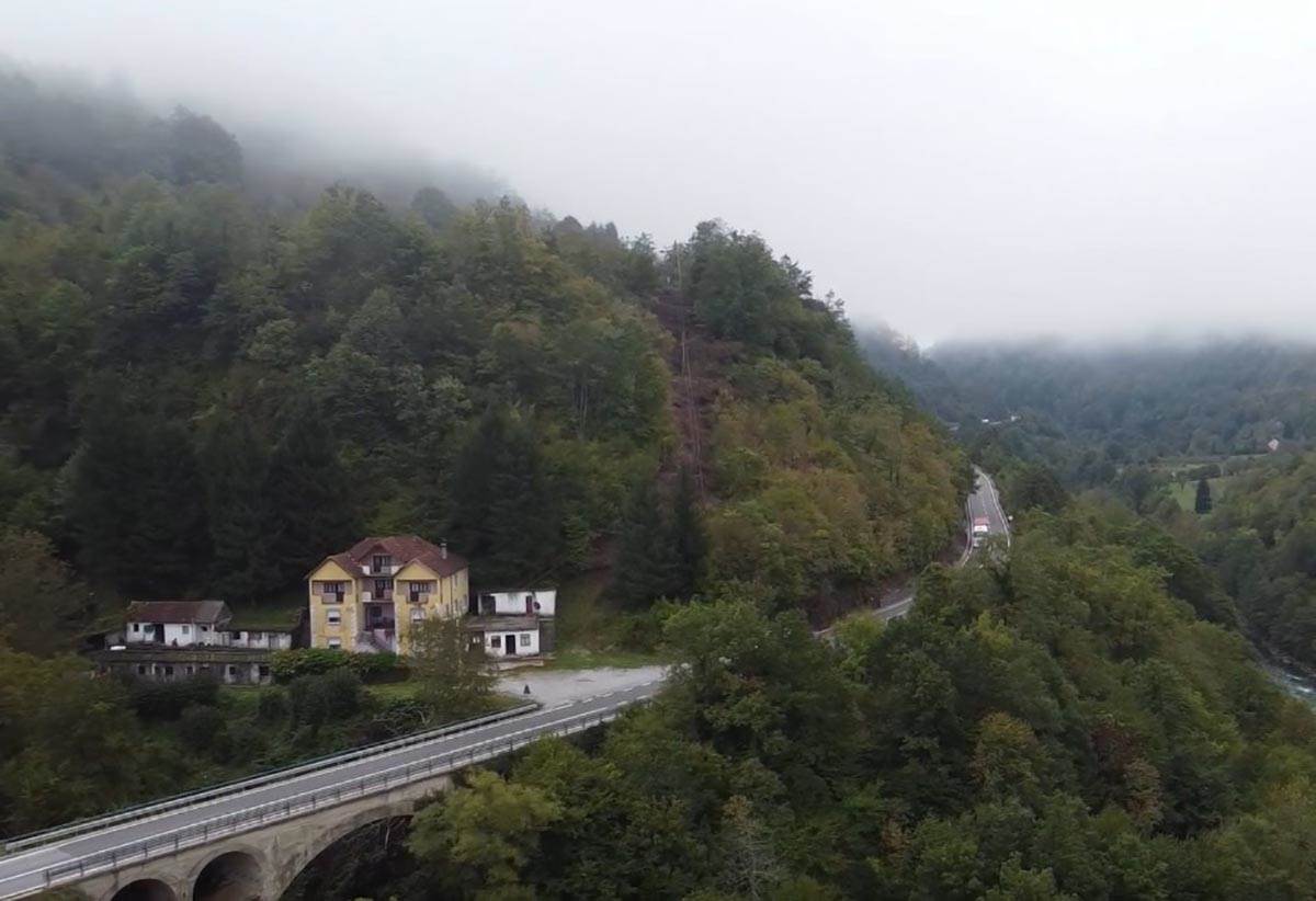 Vozač kamiona iz Srbije sleteo u kanjon Dubočice u Crnoj Gori! "Bio je parkiran, pa je završio u provaliji"