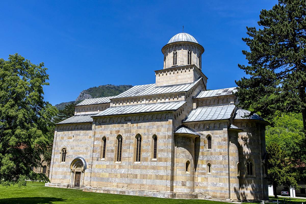 Čudotvorne mošti Stefana Dečanskog čuvaju se u manastiru Visoki Dečani ...