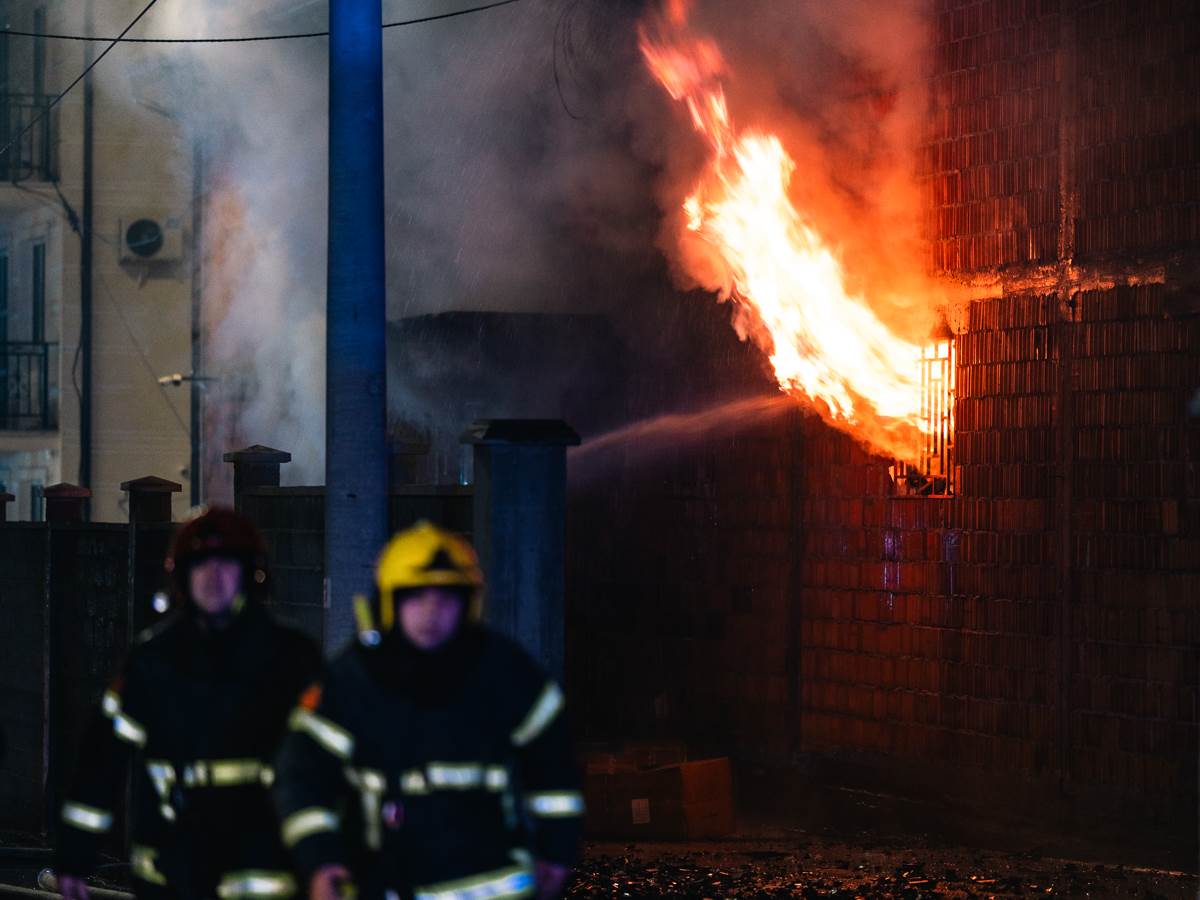 Požar u Pančevu, zapalila se kuhinja u porodičnoj kući: Tri osobe povređene, odmah prevezene u bolnicu