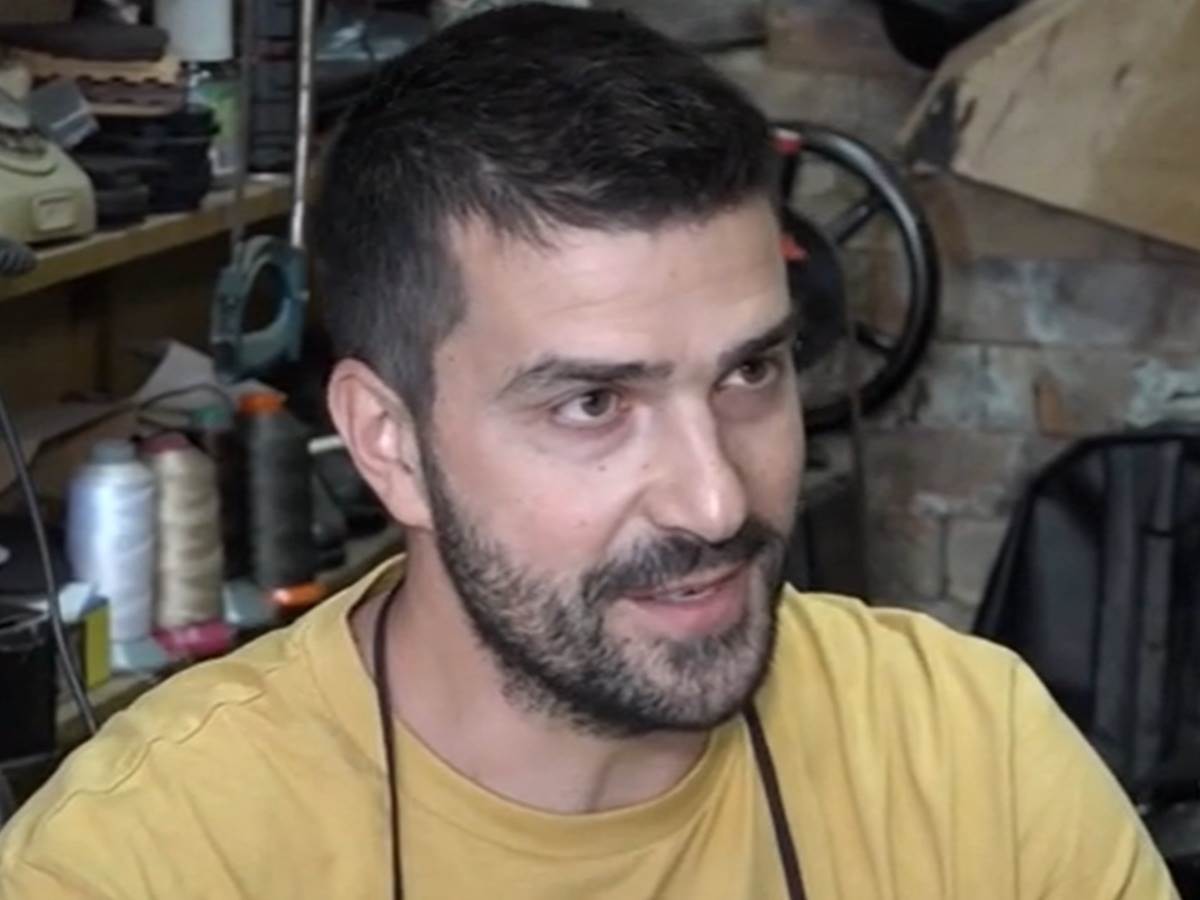 Bio rukometaš, a danas je jedini obućar u Sjenici! Otac mu je na samrti ...