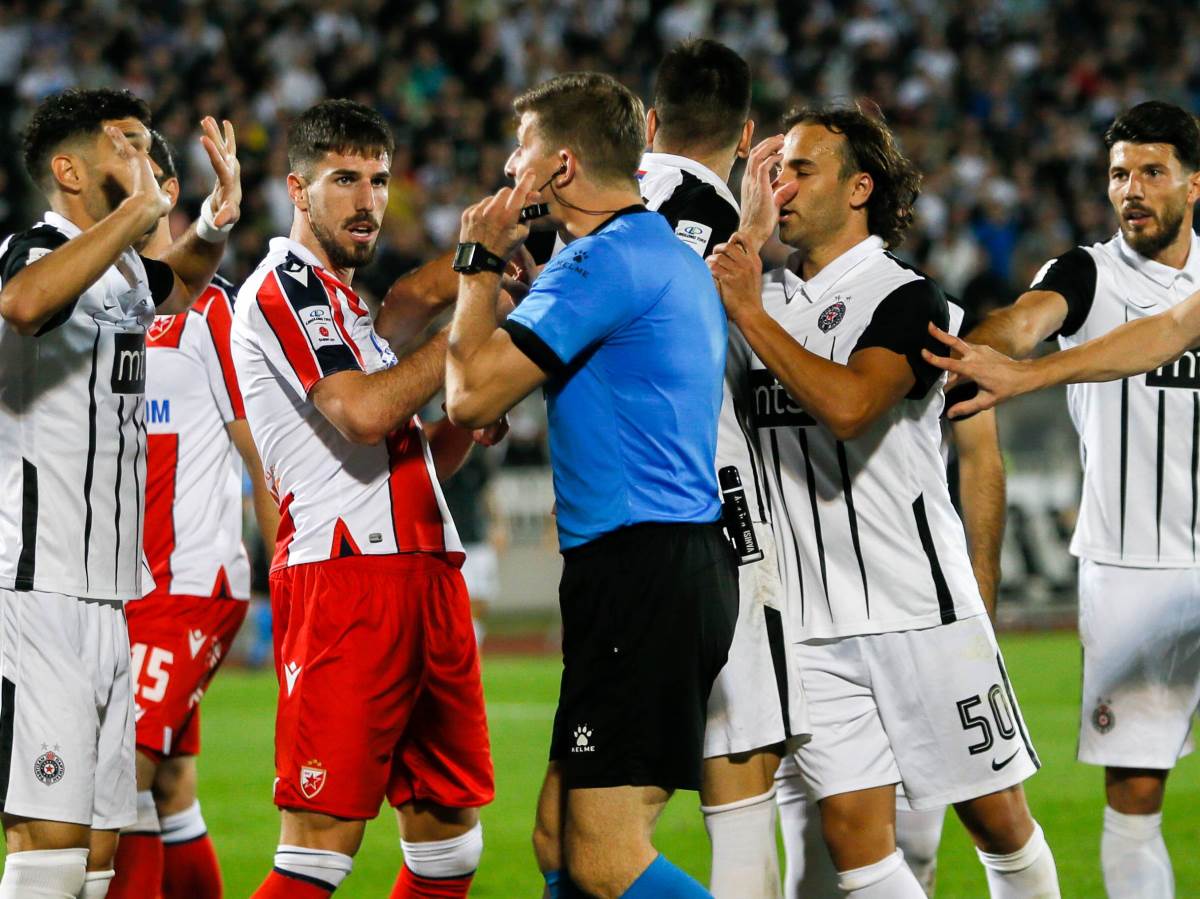 Novak Simović sudi Partizan - Crvena zvezda 174 večiti derbi | Mondo