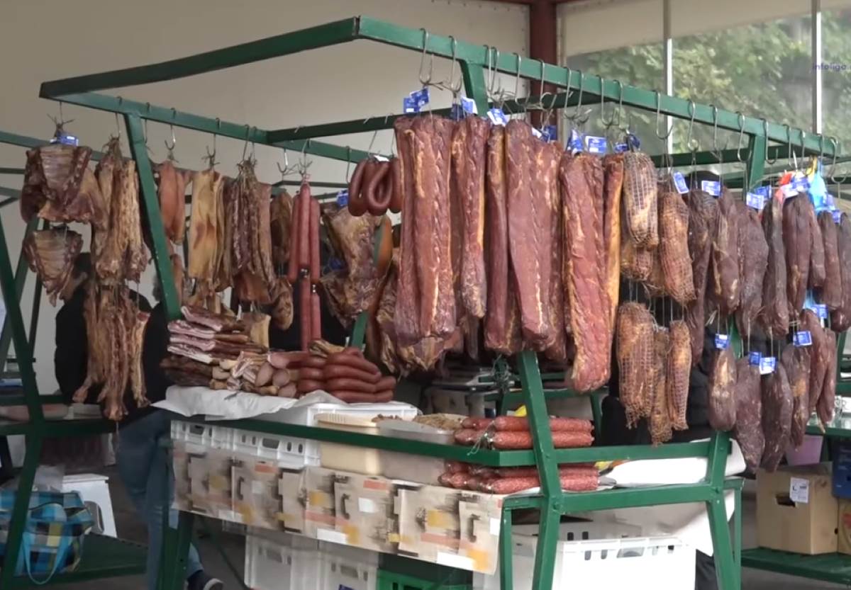 Velika potražnja za mesarima u sezoni svinjokolja: Nudi se dobra zarada, ali radnika nema Velika potražnja za mesarima u sezoni svinjokolja: Nudi se dobra zarada, ali radnika nema