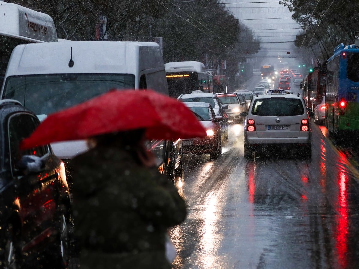 Sneg počeo da pada! Stiglo drastično zahlađenje u Srbiju, a u ovom gradu temperatura i dalje 17 stepeni