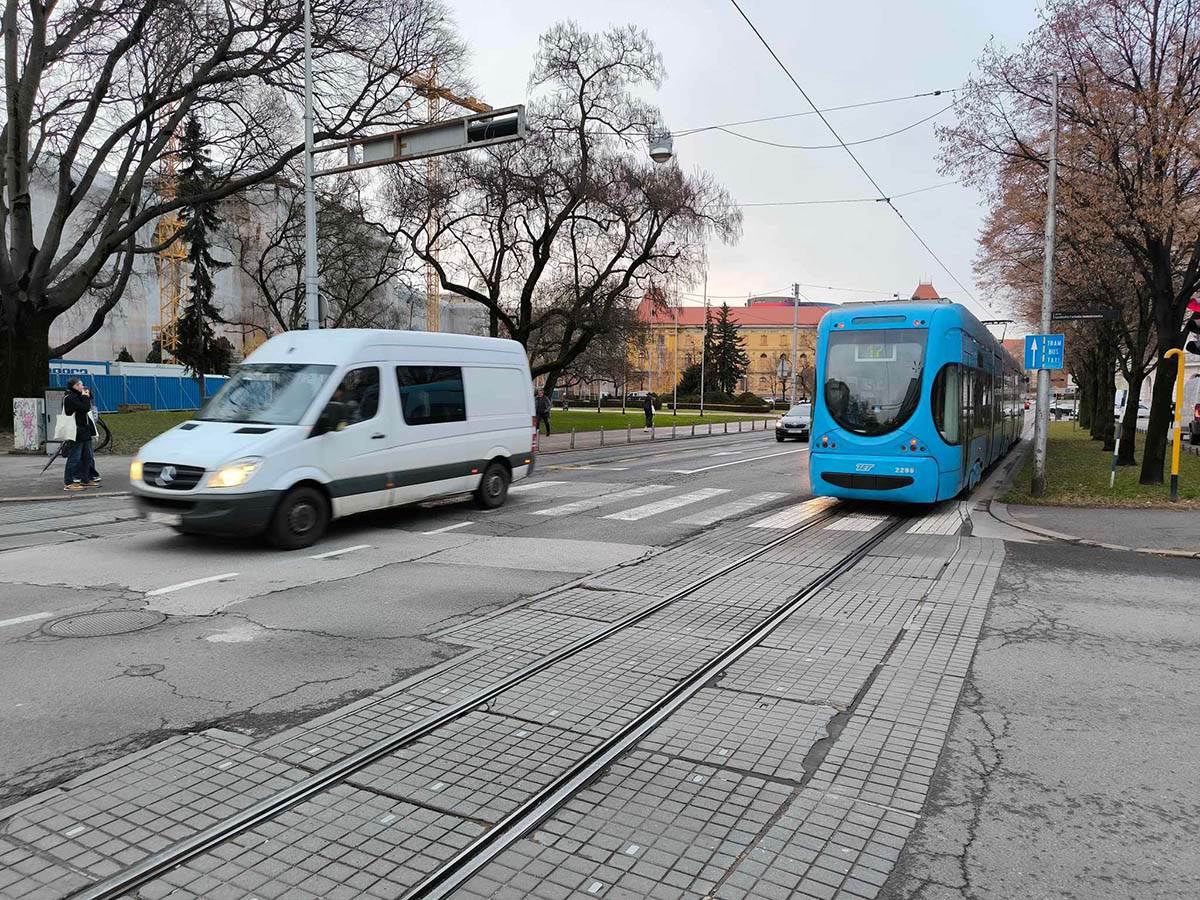 Bager udario u tramvaj! Jeziva saobraćajna nesreća u Osijeku, ima povređenih