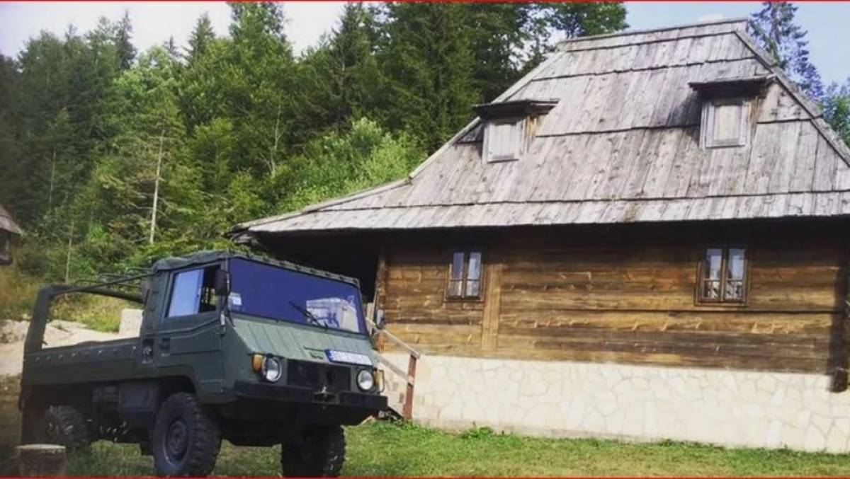 Naš glumac zarađuje ozbiljne pare, a živi u drvenoj kućici: Pokazao i šta je okačio na zid, ljudi su besni