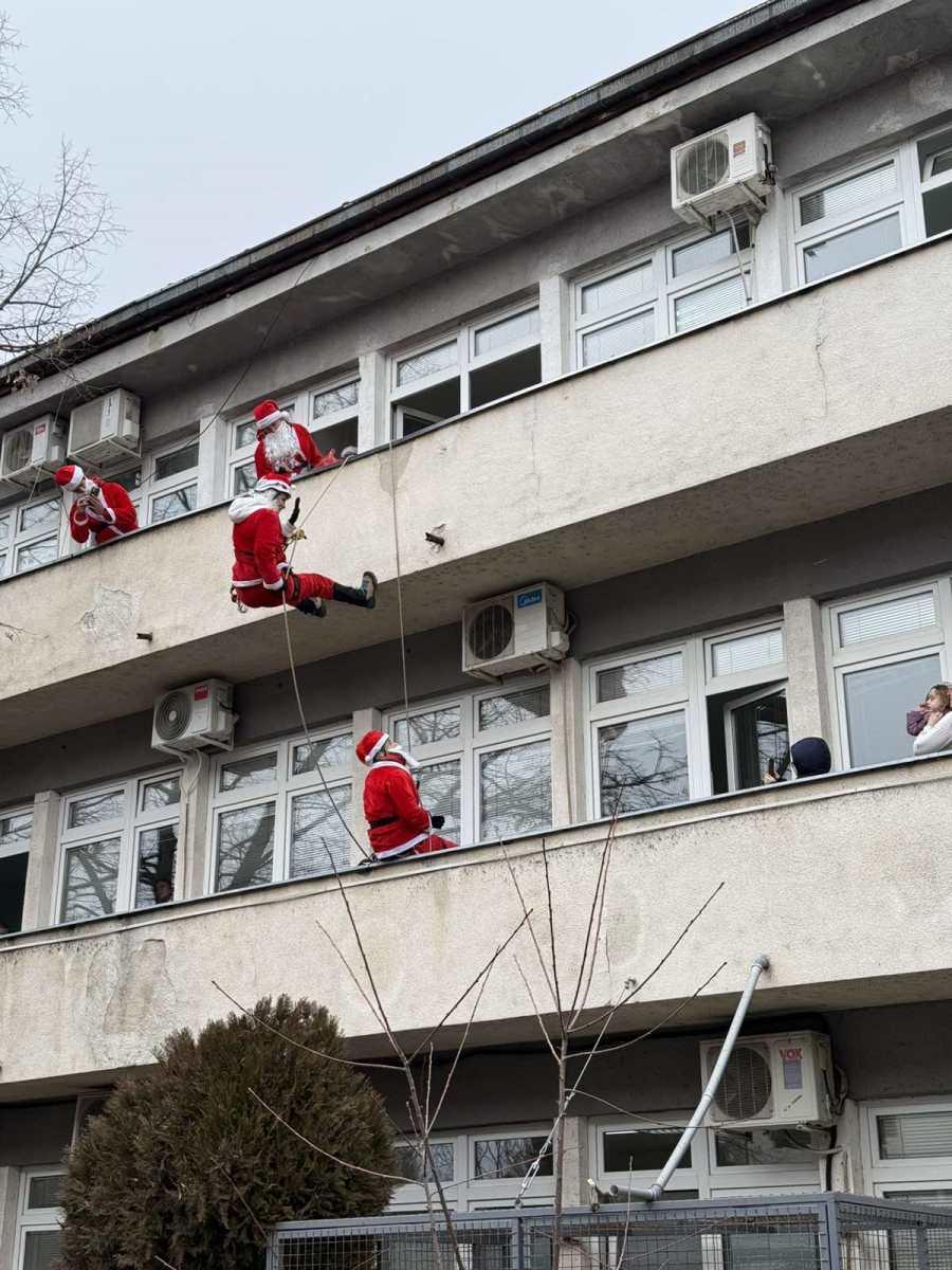 Pripadnici GSS u najlepšoj misiji pred Novu godinu: Spuštaju se sa krovova bolnica i dele paketiće deci (Video)