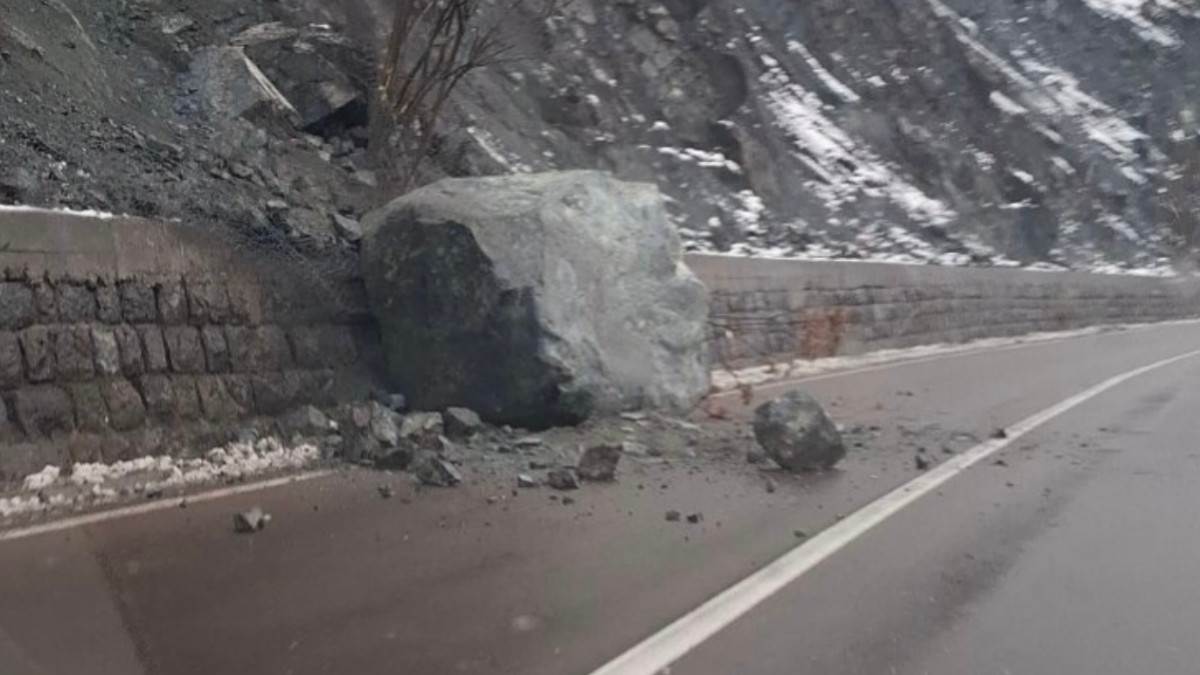 Ogromna stena i krupno kamenje se survali na put! Haos kod Priboja, sreća pa u tom trenutku niko nije prolazio