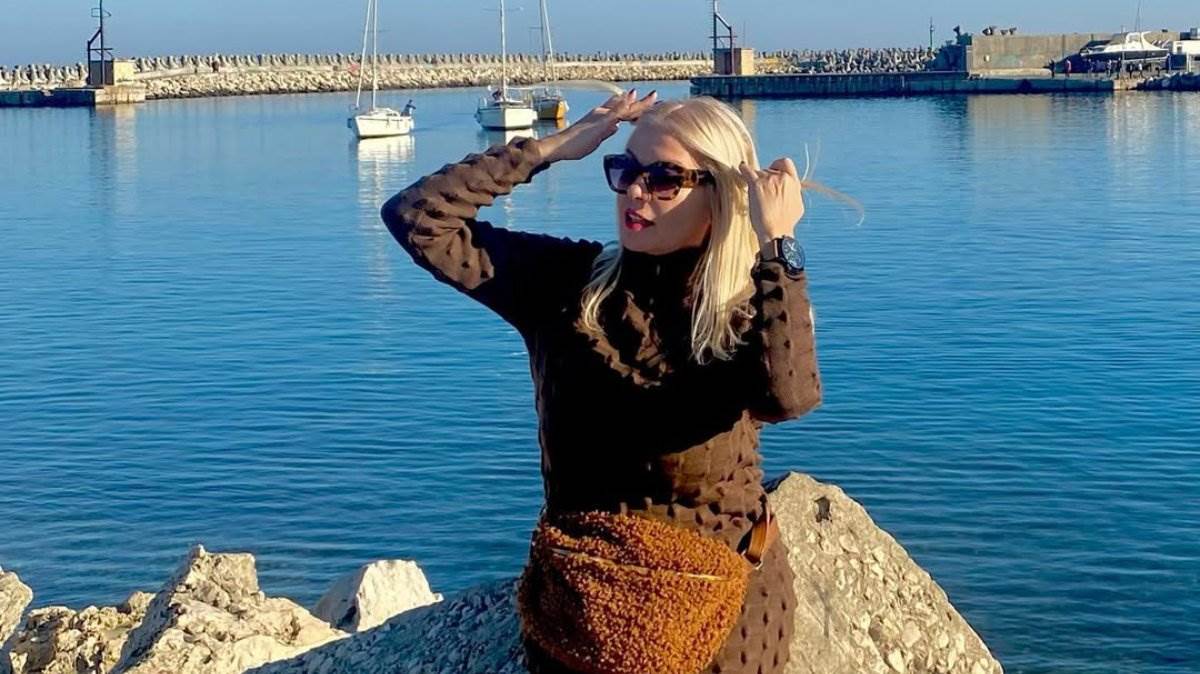 Ovo je fatalna bivša Jovana Memedovića: Lepa plavuša beogradsku gužvu zamenila starom seoskom kućom i napravila raj