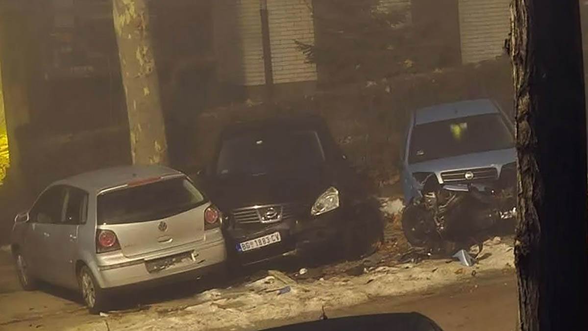 Vozač se zakucao u parkirane automobile, pa pobegao! Užasan prizor na Mirijevu, vozilo potpuno uništeno