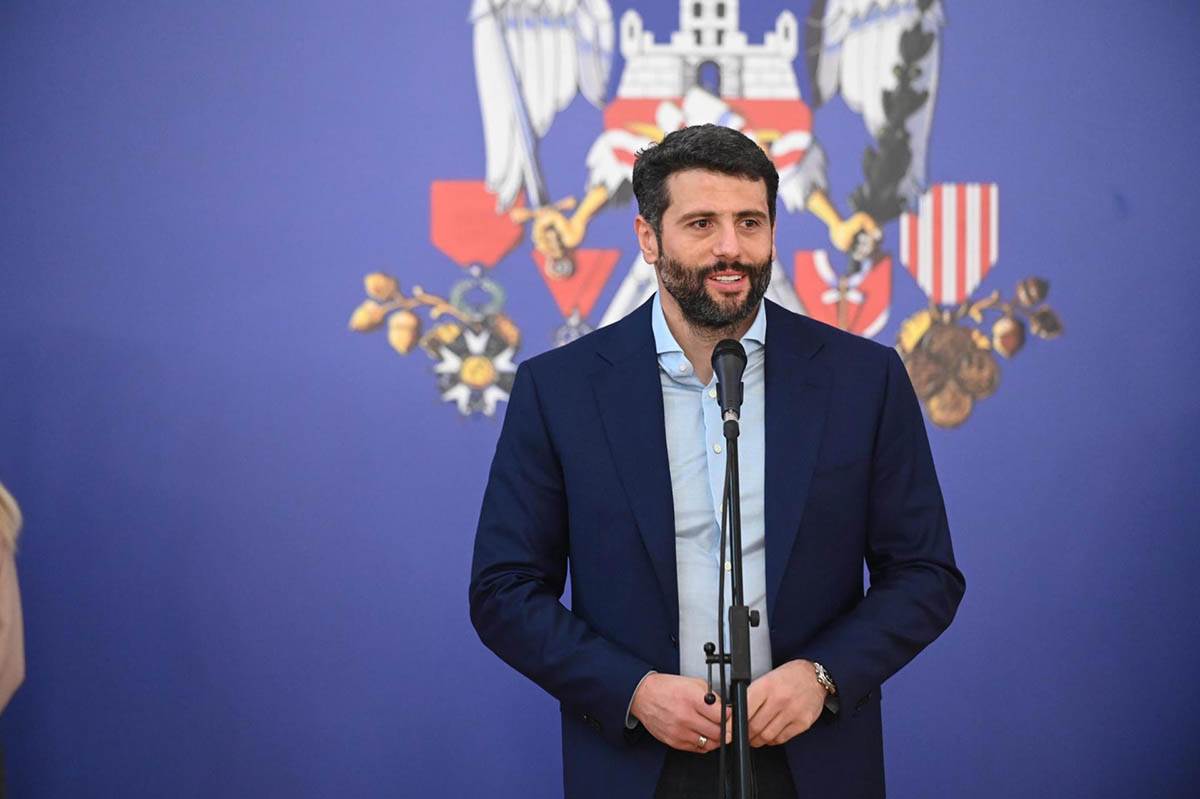 Aleksandar Šapić najavio da i ove godine đacima sleduje 20000 dinara ...