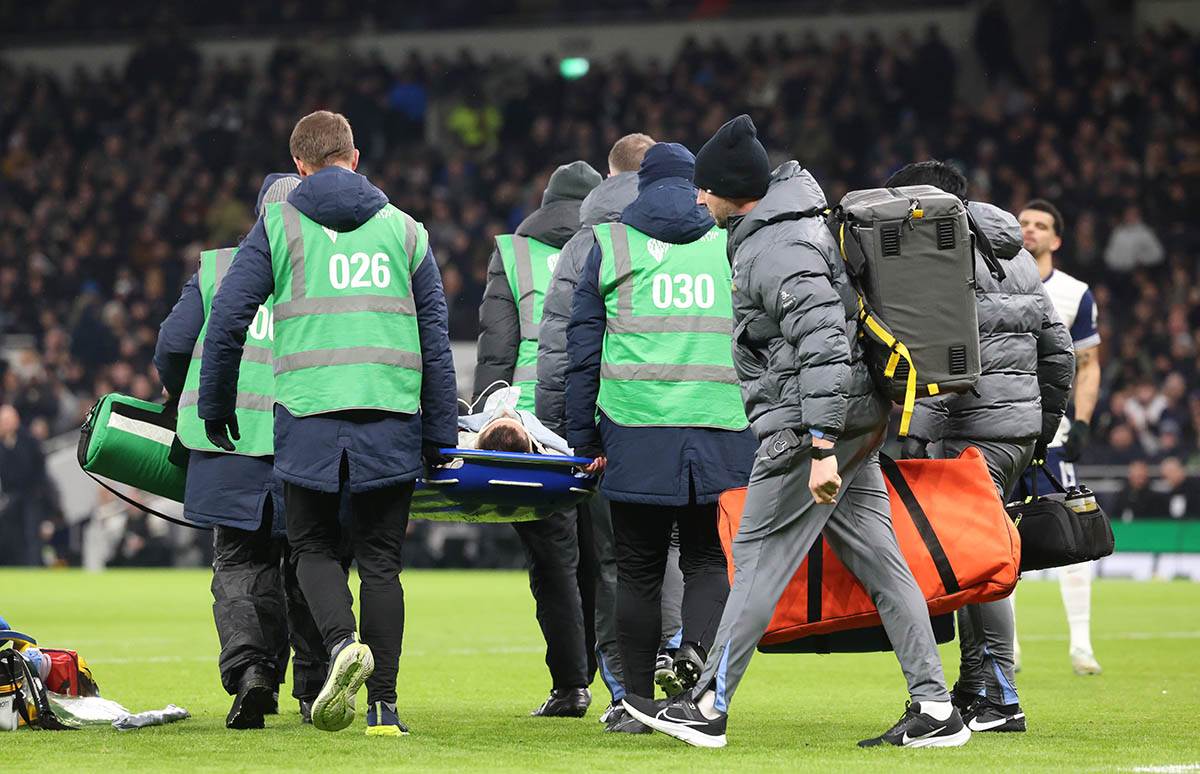 Drama na meču Totenhema i Liverpula: Igrač na nosilima iznet sa stadiona, ovo je zabrinjavajuće (foto)