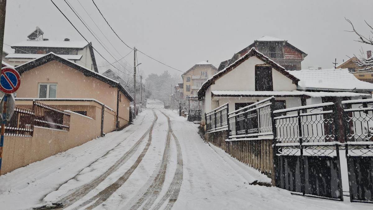 Ovaj grad u Srbiji na udaru snežnih padavina! Temeperature u minusu, pahulje padaju satima bez prestanka