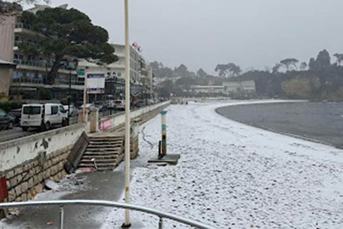 Sneg prekrio poznatu plažu u Crnoj Gori! Izdato hitno upozorenje građanima, nevreme se ne smiruje (Video)