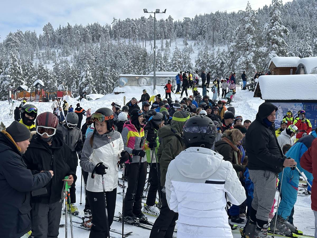 Na Zlatiboru nesnosne gužve, žale se da je "betoniran", a svi idu tamo: Tokom praznika bilo 100.000 ljudi