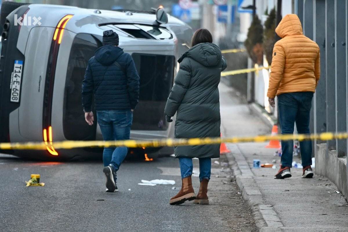 Prve slike sa mesta pucnjave u Sarajevu: Prevrnut "porše" ispred kafane, odjeknula i eksplozija (Foto)