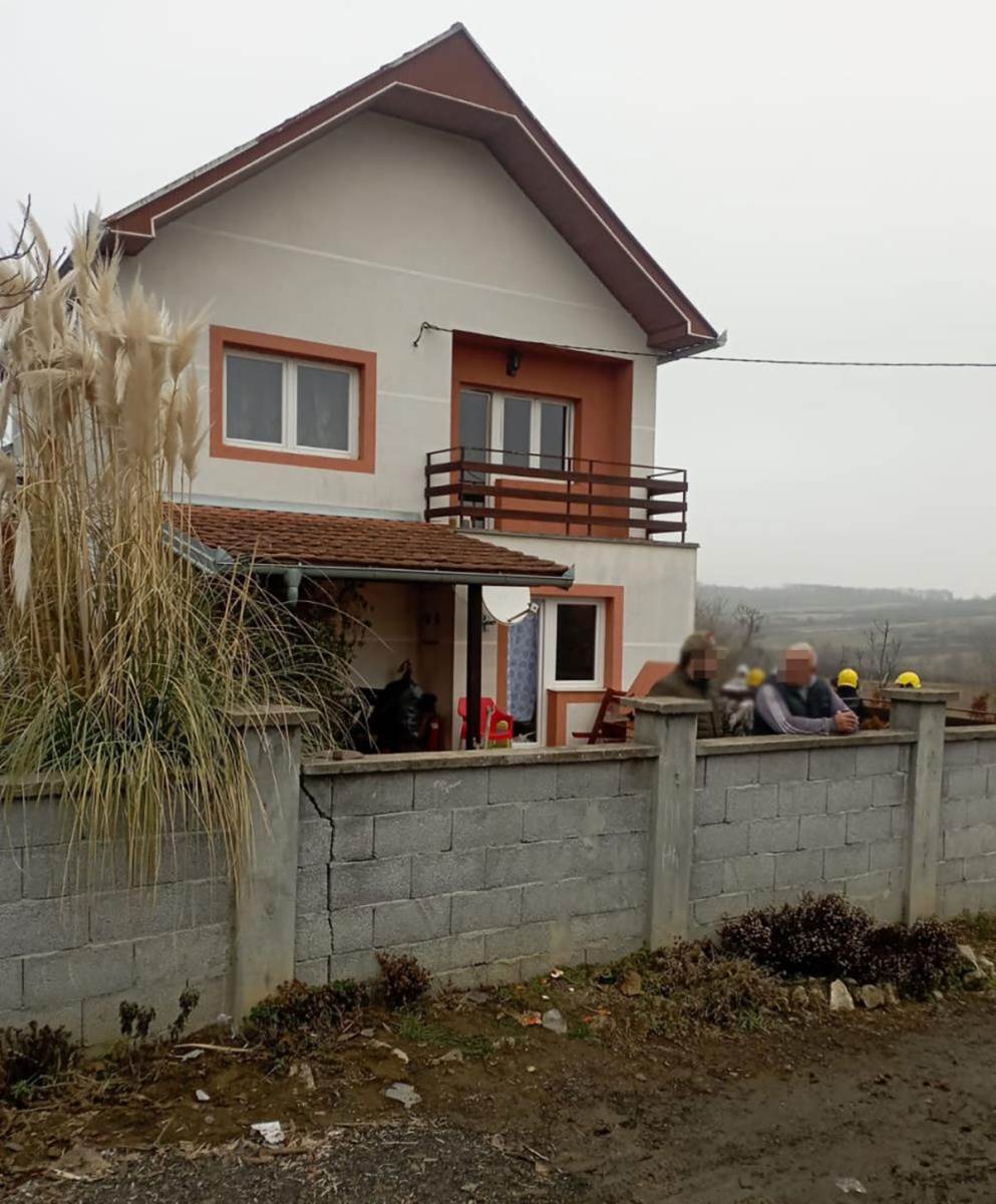 Garež, izgoreli dušeci i preplašene porodice: Tužan prizor ispred doma za stare u Barajevu, drama trajala satima