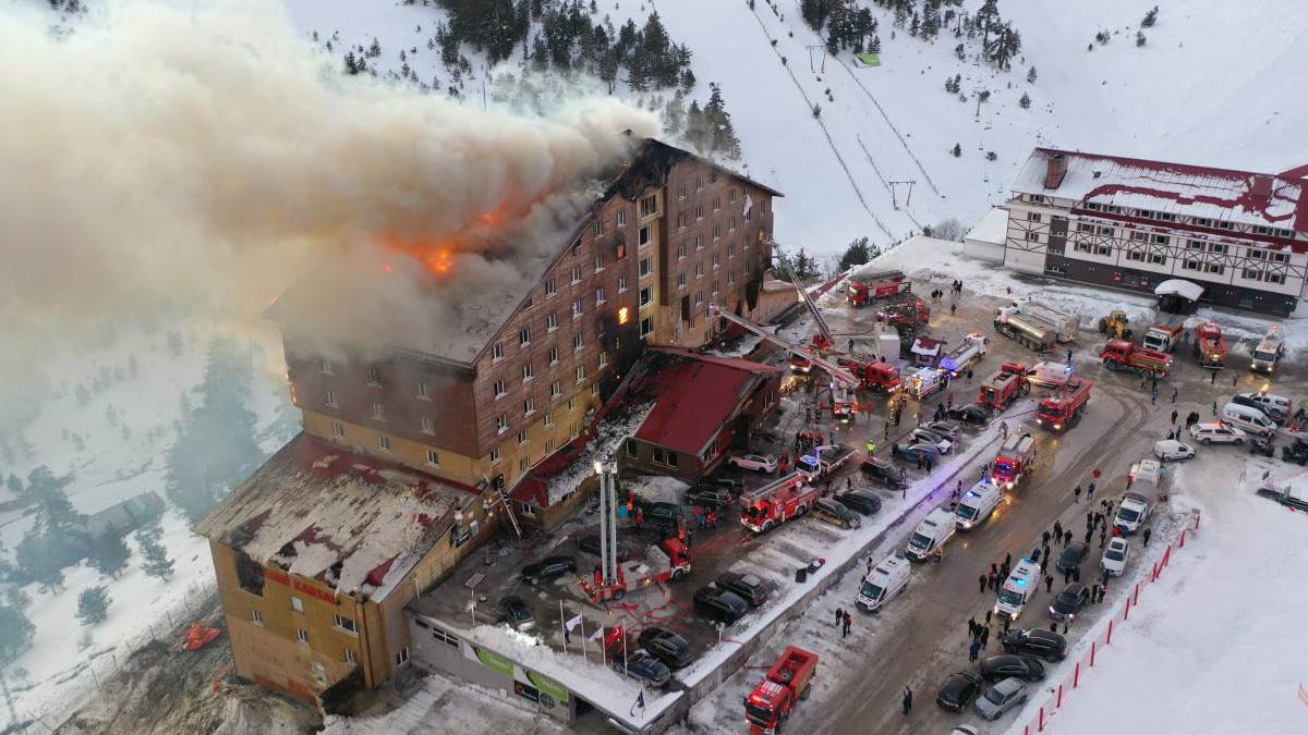 Najmanje 66 ljudi stradalo u turskom skijalištu! Plamen progutao hotel, ljudi se spuštali čaršavima sa prozora