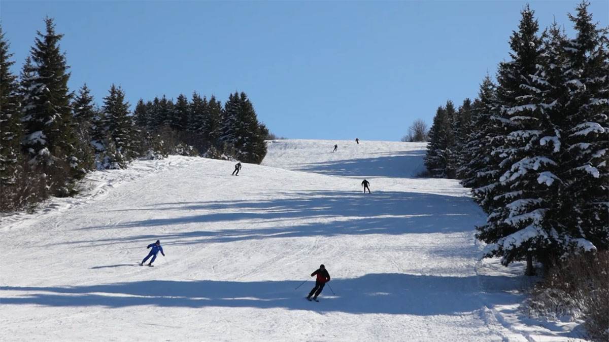 Ovo skijalište u Srbiji tek postaje popularno: Ski pas 1.000 RSD, poludnevni 700, 3 staze, a hrana veliki plus