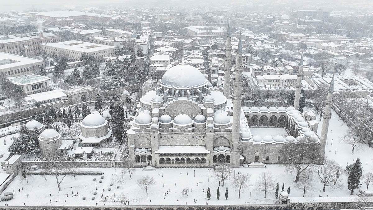 Sve stalo u Istanbulu zbog snega: Zabeleo se grad na Bosforu, pogledajte fotografije