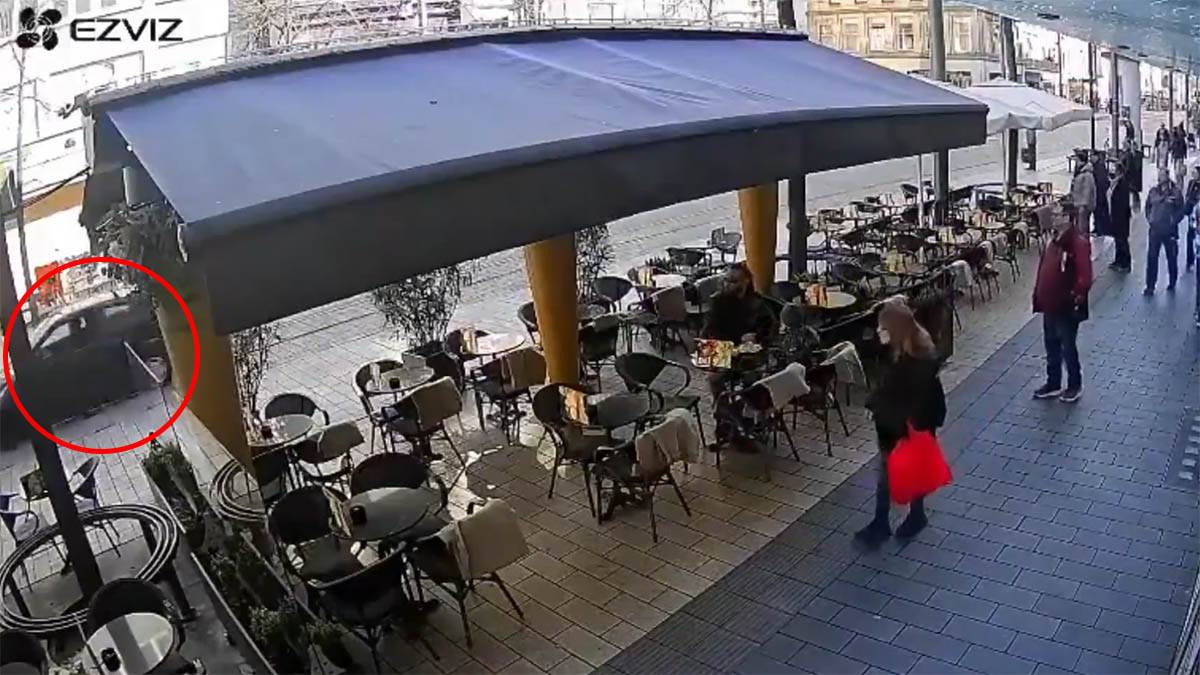 Snimak pre užasne nesreće u Nemačkoj: Vozač ogromnom brzinom uleteo u masu ljudi, građani sve gledali (Video)