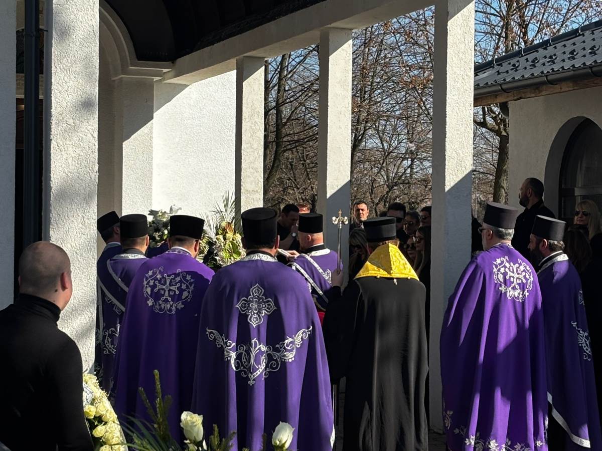 Osam sveštenika služi opelo, Suzana ne prestaje da plače: Potresne scene s groblja, sestra ljubi Sašinu sliku