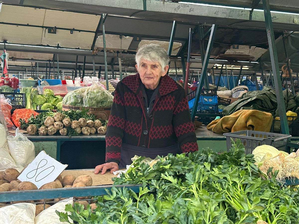 Na pijacama u Beogradu mladi krompirići 1.000 dinara, a kod baka Milke nije tako: "To je nerealno i preskupo" Na pijacama u Beogradu mladi krompirići 1.000 dinara, a kod baka Milke nije tako: "To je nerealno i preskupo"