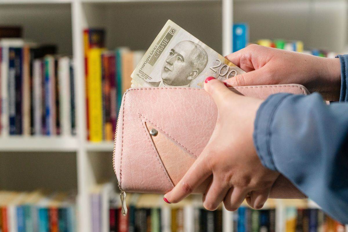 Uskoro počinju pregovori o minimalcu za 2027: Ovo su zahtevi sindikata, fokus nije samo na minimalnoj ceni rada Uskoro počinju pregovori o minimalcu za 2027: Ovo su zahtevi sindikata, fokus nije samo na minimalnoj ceni rada