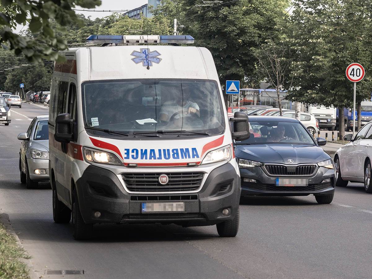 Žestok sudar kombija i putničkog vozila na mostu Beška | Mondo