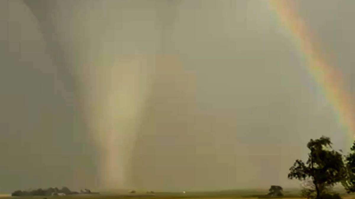Tornado prošao pored duge u Nebraski | Mondo