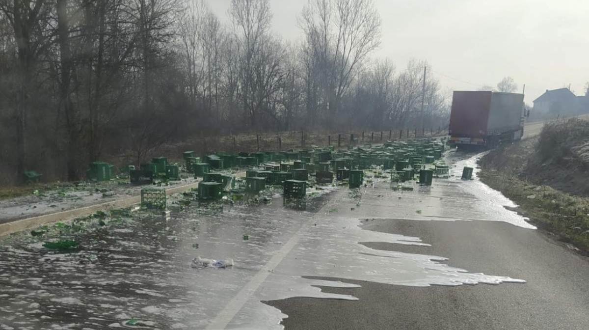 Piva Reka Reka piva na putu kod Čačka, gomila gajbica poispadala iz kamiona | Mondo