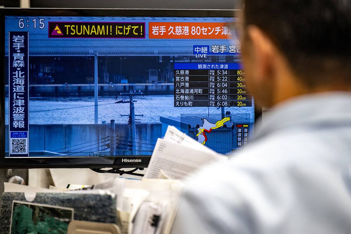 Japan pogodio niz zemljotresa: Automobil upao u rupu duboku jedan metar ...
