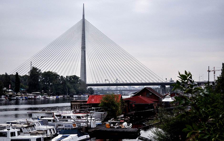 Udes na Mostu na Adi kod skretanja za Banovo brdo Mondo