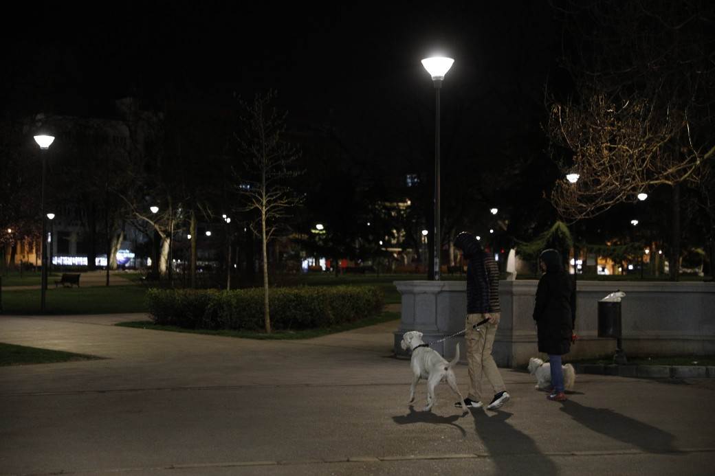 Beograd preplavili misteriozni papirići: Na njima samo dve reči i broj telefona, građani sumnjaju na prevaru