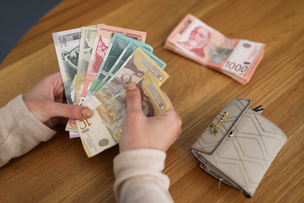 Prosečna plata u Srbiji premašila 100.000 dinara! Od 1. januara uvećana i minimalna zarada