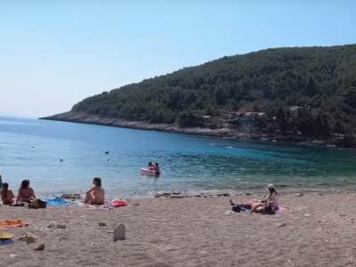 Sramotni prizori na popularnoj hrvatskoj plaži: Pored kupača u more ispuštaju fekalije (Foto)