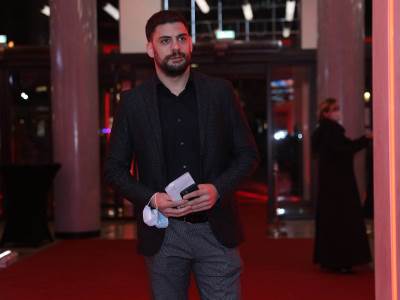 Milan Marić po drugi put u gej scenama, isplivali detalji sa snjimanja: "Kako li je ženama kad ovaj nasrne?" 