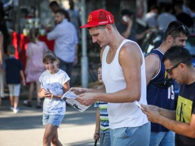 Zaboravite na majicu na bretele i papuče od 5 evra: Nikola Jokić se pojavio u hit izdanju posle istorijskog meča