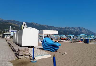 (Video) Šok na plaži u Bečićima: Zmija gmizala među dečijim igračkama
