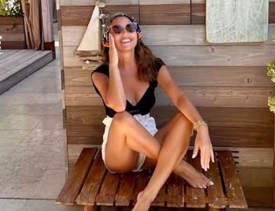 Sanja Marinković zapalila Sen Trope u bikiniju: Voditeljka uživa za sve pare, a evo ko joj pravi društvo