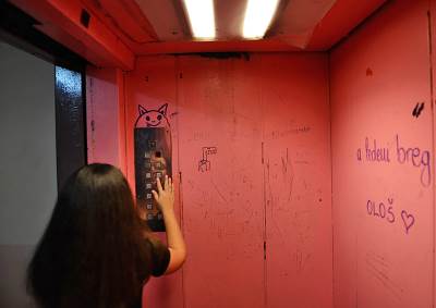 Alarmantno stanje u Beogradu: Liftovi stari 40 godina na ivici izdržljivosti, prevezu 600.000 ljudi dnevno