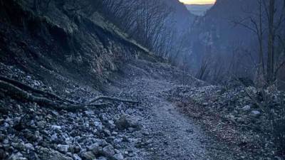 Planina mu "ubila" ženu pa uradio nemoguće: Čekićem 22 godine sekao stenu, mislili da je lud, a on napravio čudo